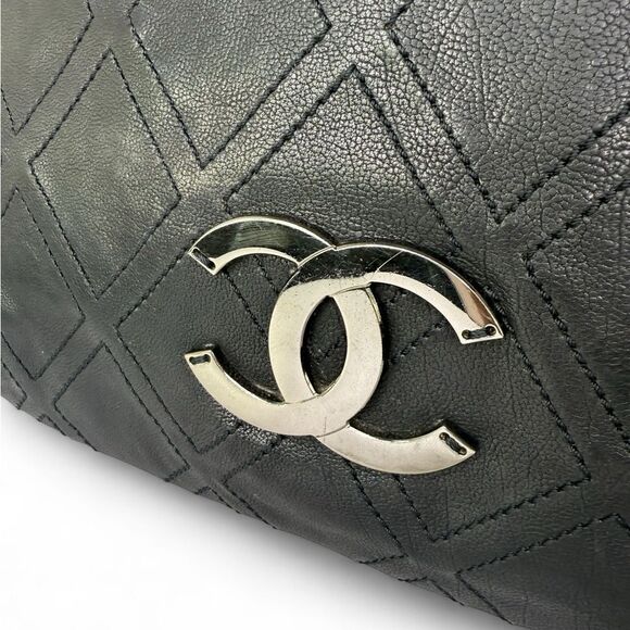CHANEL Vintage 2007 Black Lambskin Leather CC Logo Medium Shoulder Bag - Picture 10 of 16